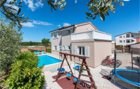 3 Bedroom Cozy Home In Loborika